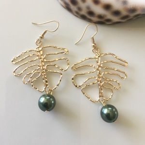 Monstera Pearl earring